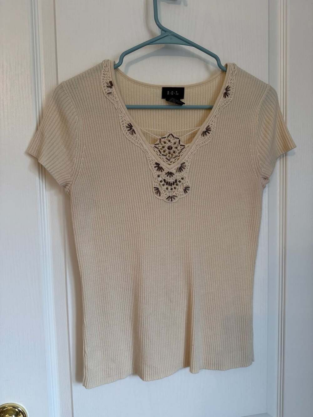 RQT ribbed t-shirt ~ yellow gold wheat ~ form-fitting ~ beaded small